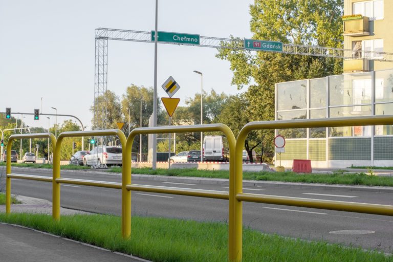 Znaki drogowe i urządzenia BRD sposobem na podniesienie bezpieczeństwa kierowców i pieszych