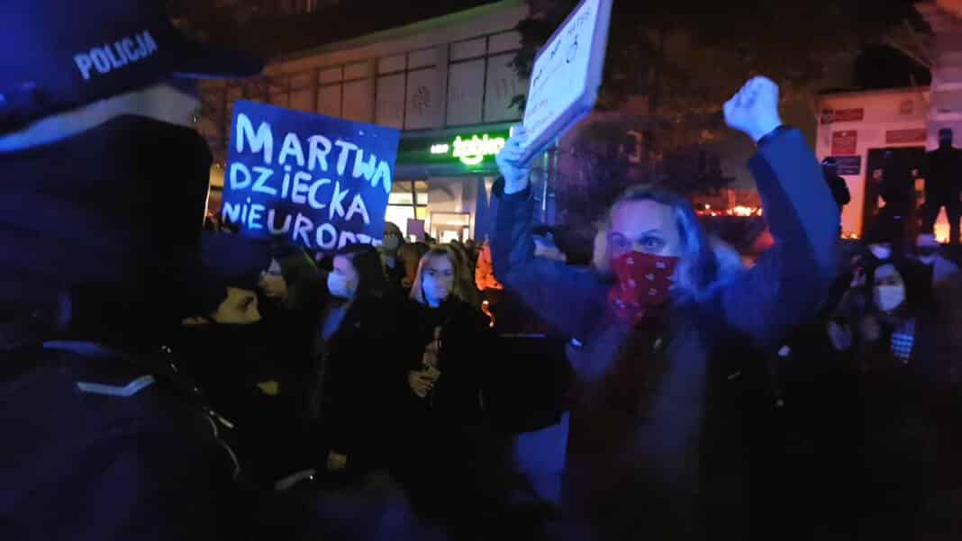 Agresja na pokojowym proteście pod siedzibą PiSu w Olsztynie