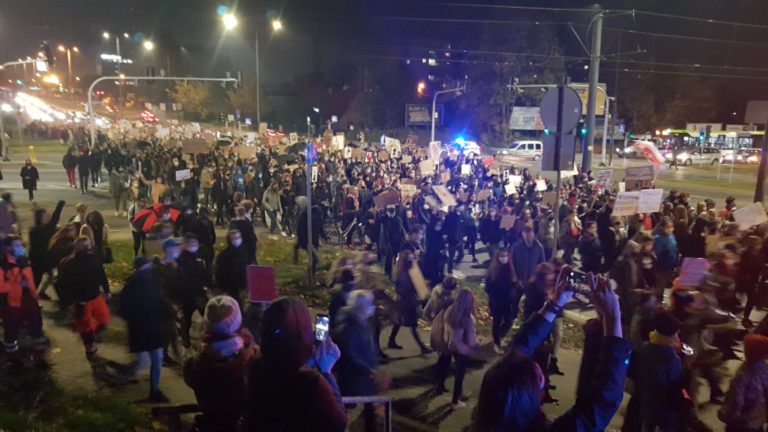 Piątkowy mega protest kobiet [RELACJA NA ŻYWO]