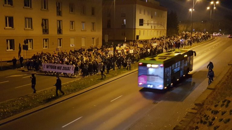 Piątkowy mega protest kobiet [RELACJA NA ŻYWO]