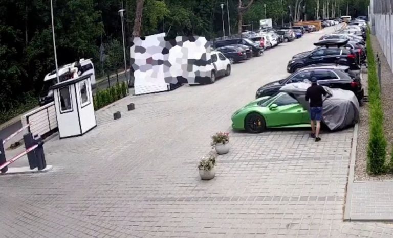 Ukradli Ferrari warte milion złotych. Kontrterroryści gdy ich złapali to wgnietli w trawnik
