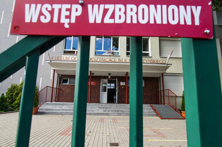 Sanepid: niekt&oacute;rzy trafiają z jednej kwarantanny na drugą. II LO w trybie zdalnym przez lekkomyślność rodzic&oacute;w