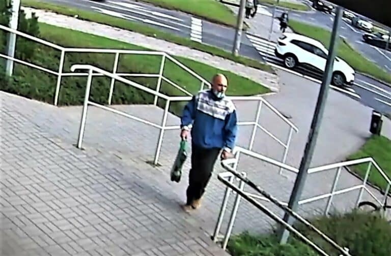 Mężczyzna palący papierosa został nagrany przez monitoring. Policja szuka go za to co zrobił chwilę p&oacute;źniej