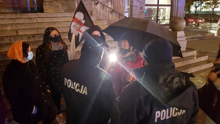 Duże nerwy na proteście pod ratuszem. Potyczka słowna posłanki z policjantem