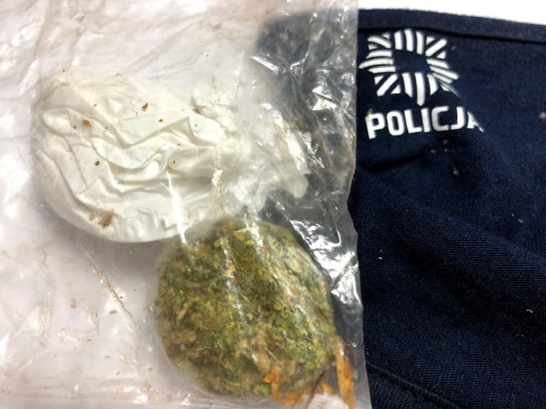 Ukrywał się przed policją. Na widok funkcjonariuszy, włożył to sobie do ust