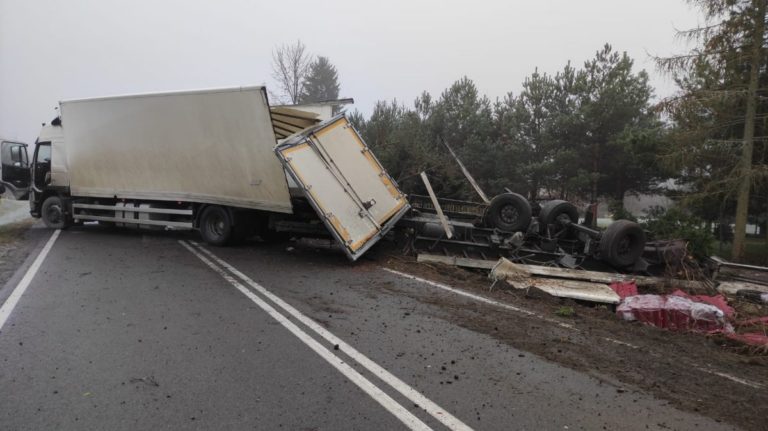 Przyczepa ciężar&oacute;wki uszkodziła ogrodzenie