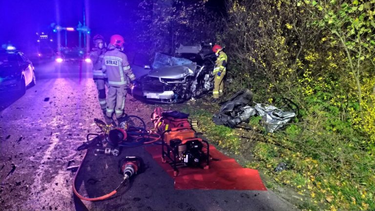 Osobówka wjechała w ciągnik. Dwie osoby w szpitalu