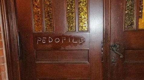 Dalsze dewastowanie kościołów w regionie. Na drzwiach katedry napisano „pedofile”