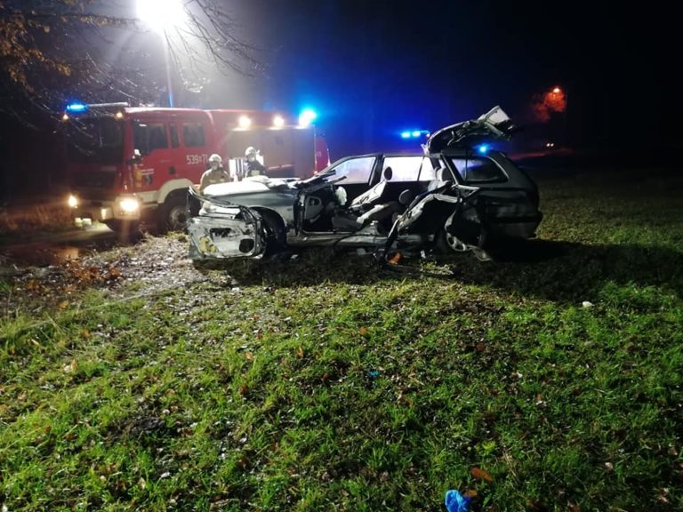 Z ogromną prędkością wpadł na drzewo. 37-latek w szpitalu