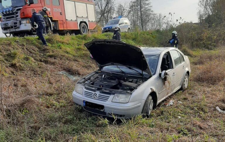 Dachowała na łuku drogi. Kolizja pod Olsztynem