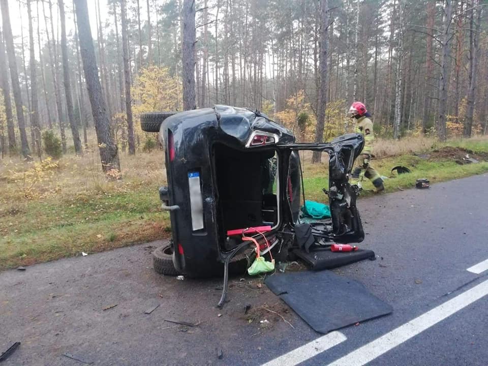 19-letnia kierująca trafila do szpitala po tym jak jej Punto uderzyło w drzewo