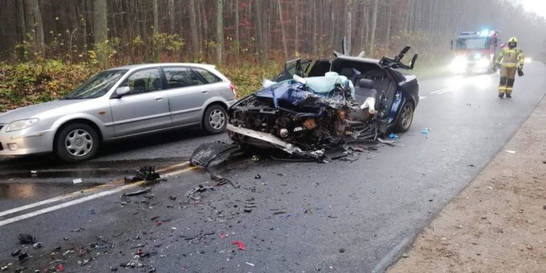 Czołowe zderzenie na łuku drogi. Cztery osoby zabrane do szpitala