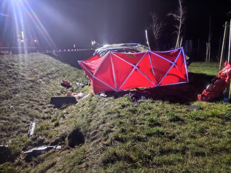 Mężczyzna nie przeżył dachowania