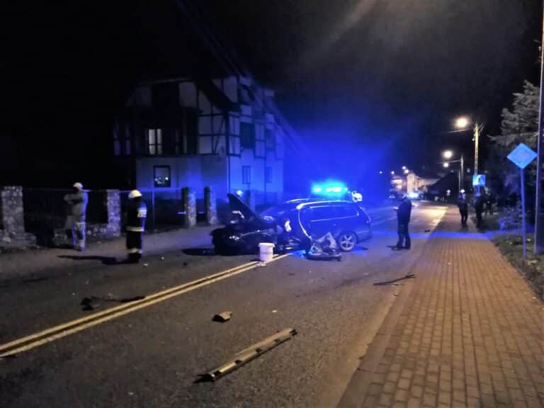 Zderzenie Passata z busem przewożącym koparkę