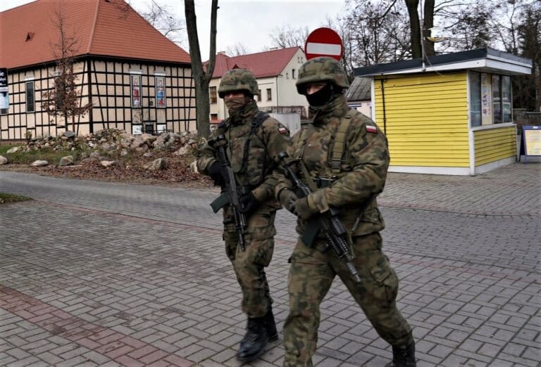 Uzbrojeni żołnierze na ulicach