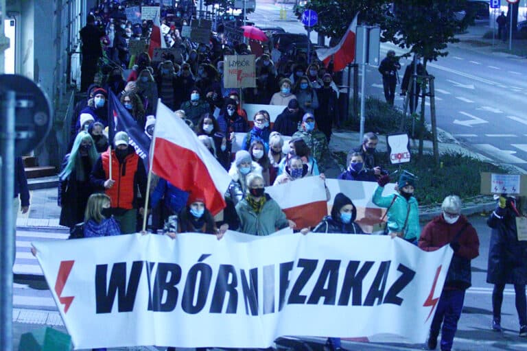 Mimo apeli ekspert&oacute;w nadal mieszkańcy Olsztyna zbierają się na proteście