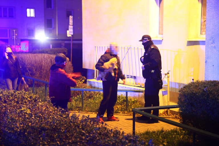Pożar w bloku na 5 piętrze. Ktoś podpalił w&oacute;zek dziecięcy