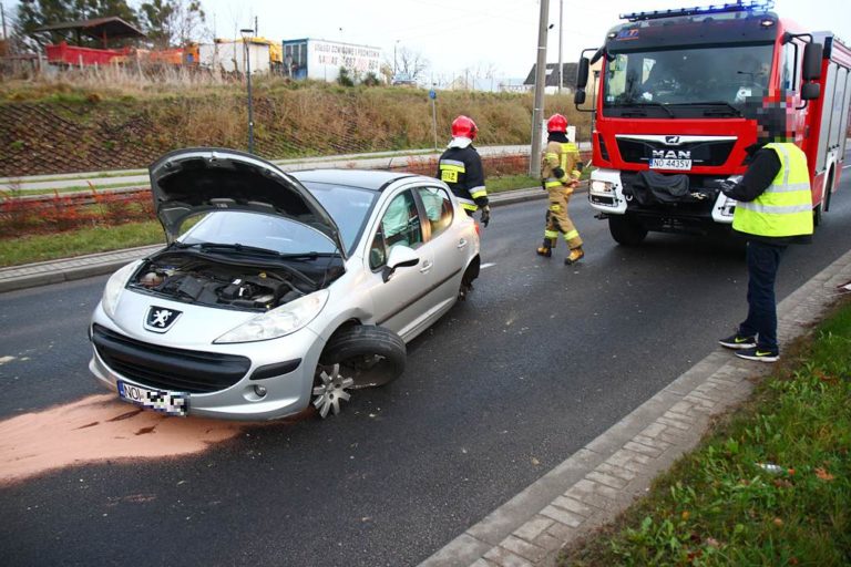 Kolizja na ul. Tuwima. Auto straciło dwa kola po tym jak wpadło w poślizg