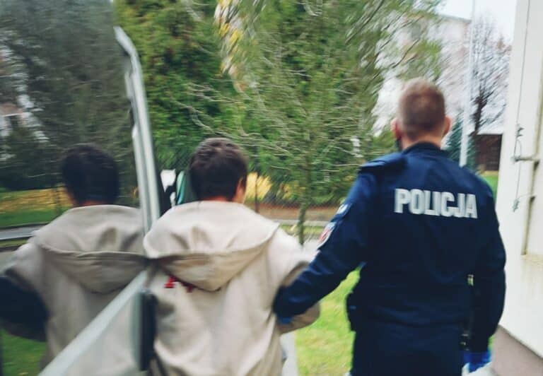 28 latek „wpadl na kradziezy z wlamaniem bo w trakcie interwencji rzucil paczka skradzionych chipsow.