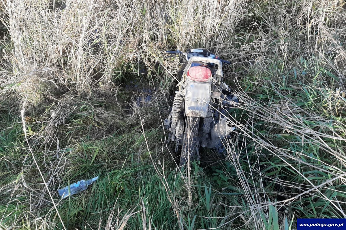 Pijany 45-latek uciekał policji na motorowerze. Pościg zakończył się w bagnie