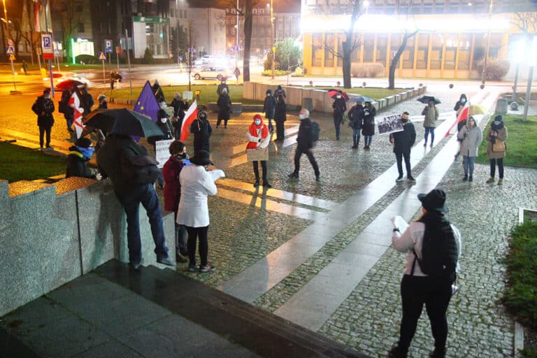 Mimo medialnego rozgłosu prawie nikt nie przyszedł na Strajk Kobiet w Olsztynie. Fotorelacja