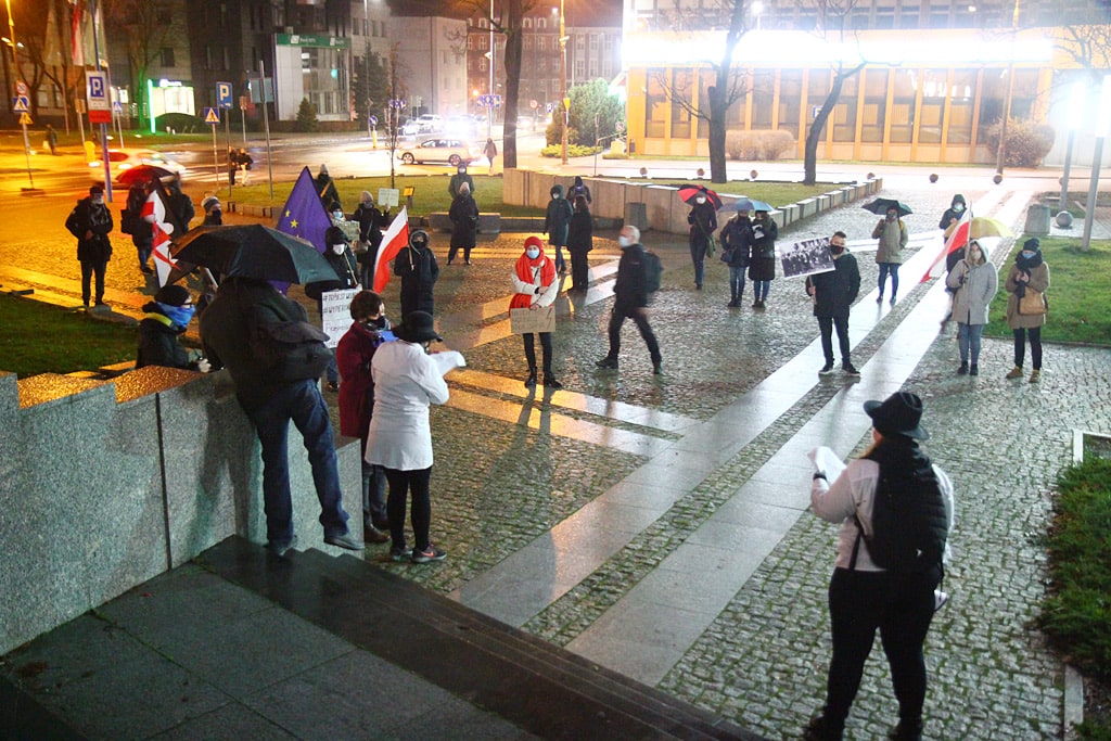 Mimo medialnego rozgłosu prawie nikt nie przyszedł na Strajk Kobiet w Olsztynie. Fotorelacja protest Iława, Olsztyn, Wiadomości