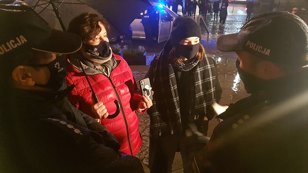 Policjanci popychali i dotykali protestujące kobiety pod ratuszem? Monika Falej oburzona interwencja Wiadomości