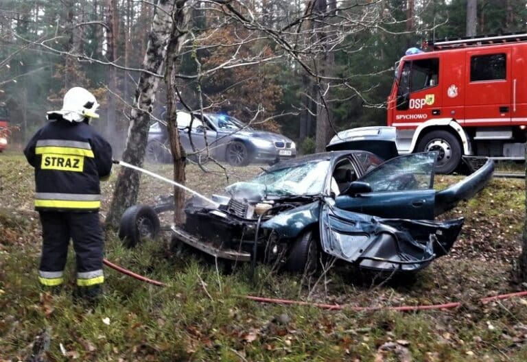 Uciekał jadąc poboczem. Szalony pościg skończył się na drzewie
