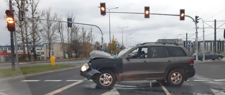 Kolizja z tramwajem w Olsztynie. Kierowca był poszukiwany