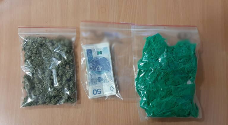 W trakcie przeszukania, zaczął być agresywny wobec policjant&oacute;w. Pr&oacute;bował coś ukryć