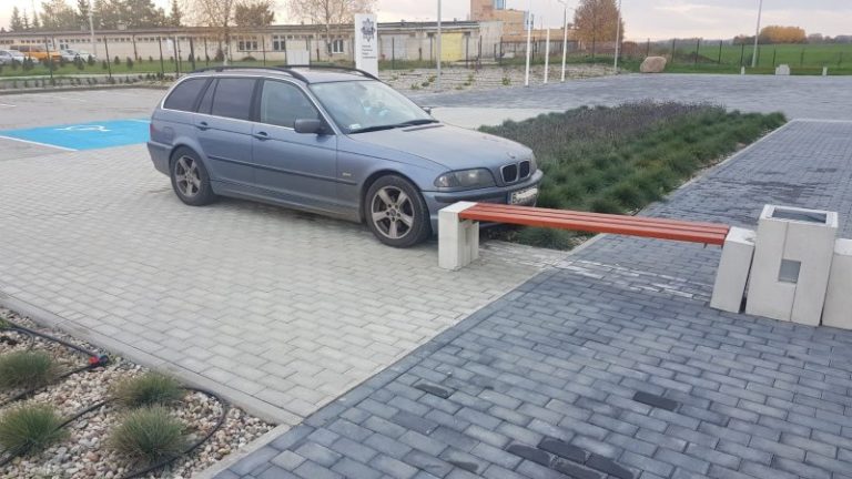 Czekał na kolegę pod komendą. Pijany uderzył w ławkę BMW