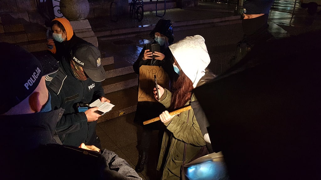 Policjanci popychali i dotykali protestujące kobiety pod ratuszem? Monika Falej oburzona interwencja Wiadomości