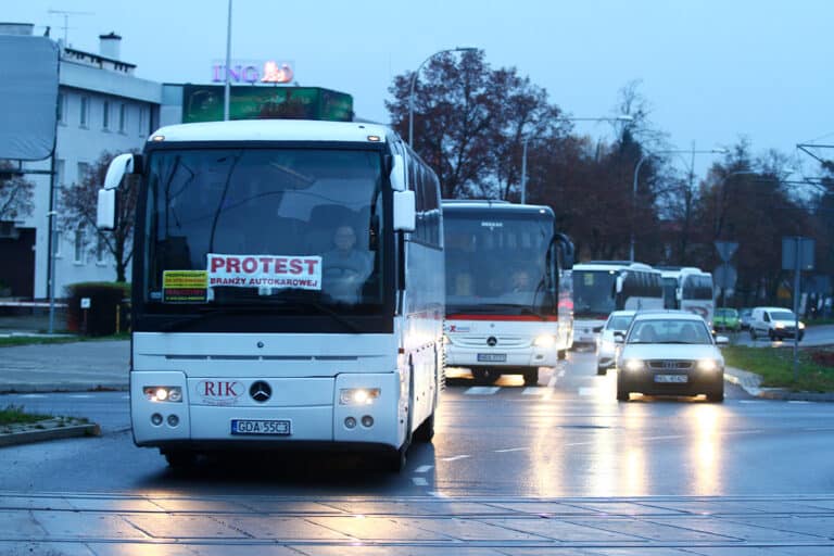 Trwa protest przewoźnik&oacute;w. Tworzą się ogromne korki w Olsztynie