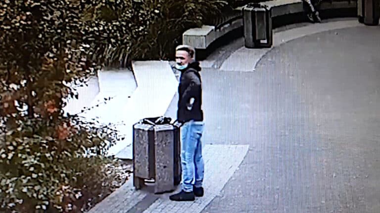 Kazał jej zostawić pieniądze w śmietniku. Podał się za policjanta