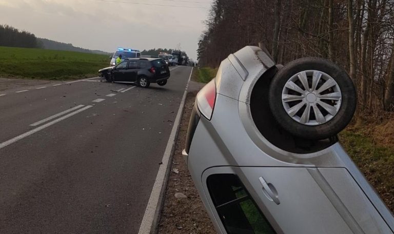 Nie spojrzał w lusterko przez zakrętem. Droga była nieprzejezdna po zderzeniu
