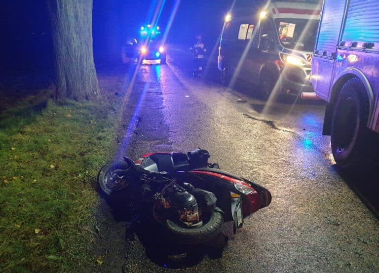 90-letni kierowca motoroweru wjechał w drzewo