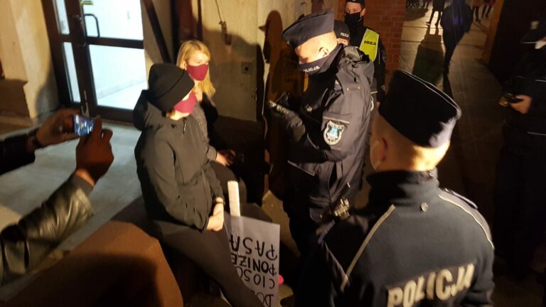 Ostre legitymowanie na proteście kobiet. Policja schwytała nawet radnego