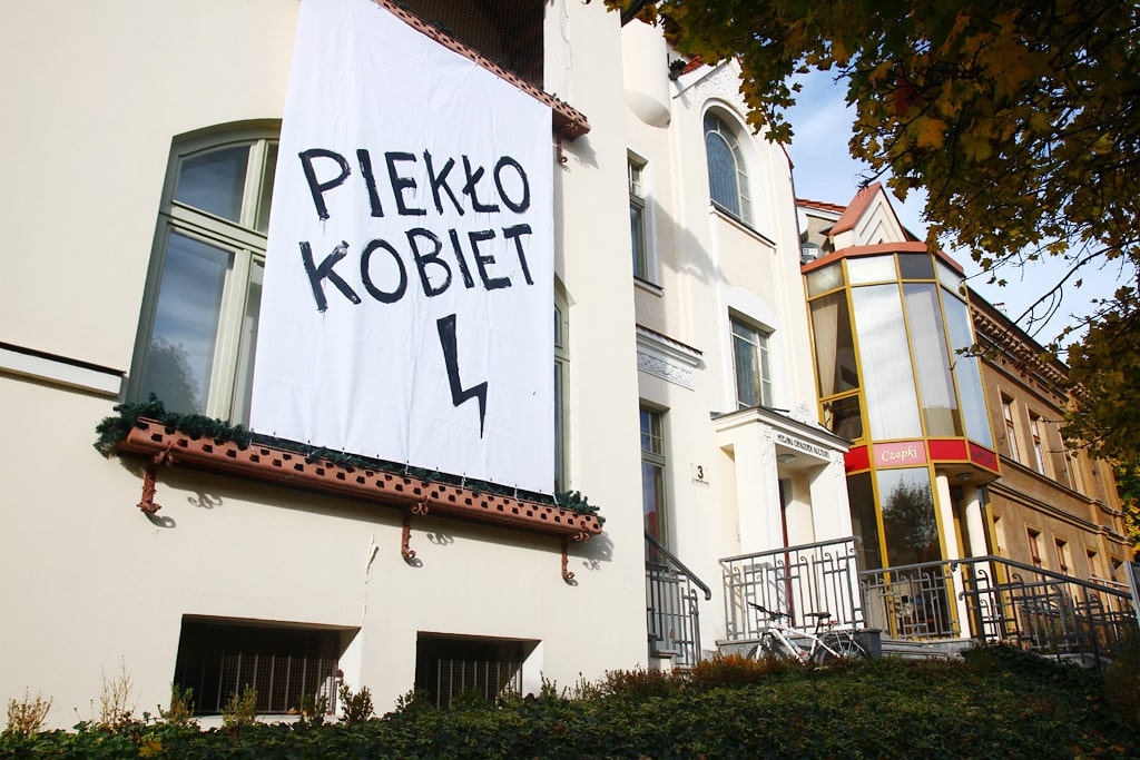 Dziennikarz pyta prezydenta Olsztyna i Konserwatora zabytków o baner zawieszony na budynku MOK-u