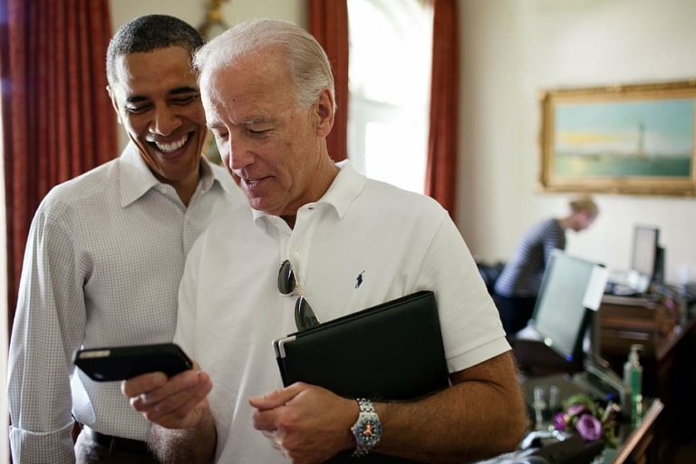 barack obama iphone smile relaxed