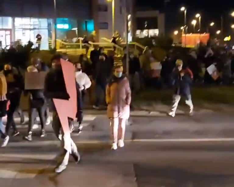 Zablokowali rondo w Olsztynie w rytmie poloneza