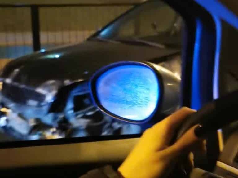 Przeleciał przez barierki na al. Wojska Polskiego. Kierowca z pasażerem zabrali rejestracje i uciekli