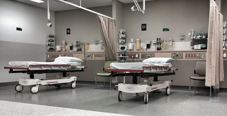 Puste łóżka szpitalne i sprzęt medyczny w oddziale covidowym.