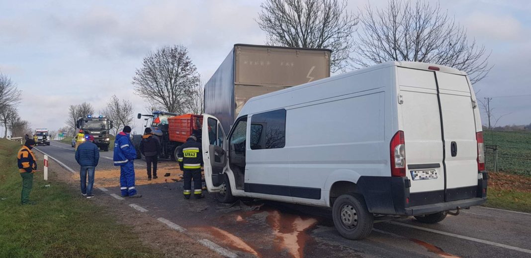 Wypadek na DK63. Zderzenie ciężarówki, dostawczaka i osobówki