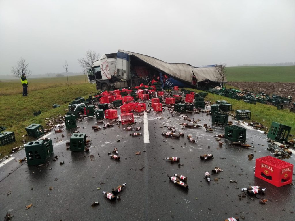 Wypadek ciężarówki z piwem. Droga jest całkowicie zablokowana