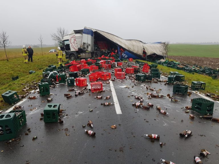 Wypadek ciężar&oacute;wki z piwem. Droga jest całkowicie zablokowana
