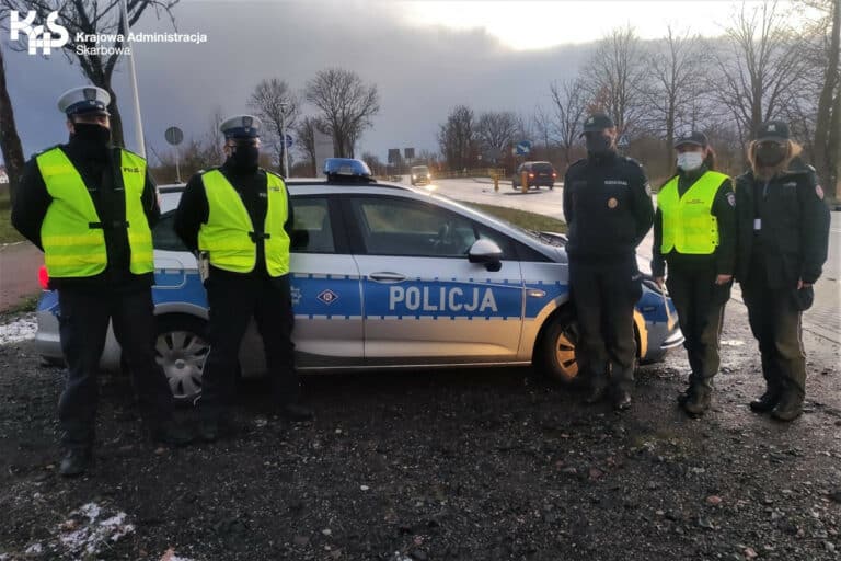 Funkcjonariusze KAS wspierają policjantów