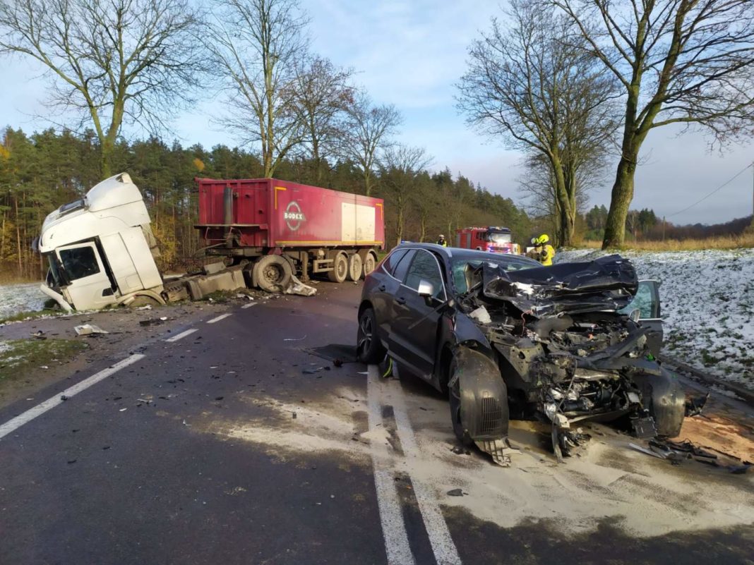 Śmiertelny wypadek na DK59. Ciężarówka zderzyła się z Volvo