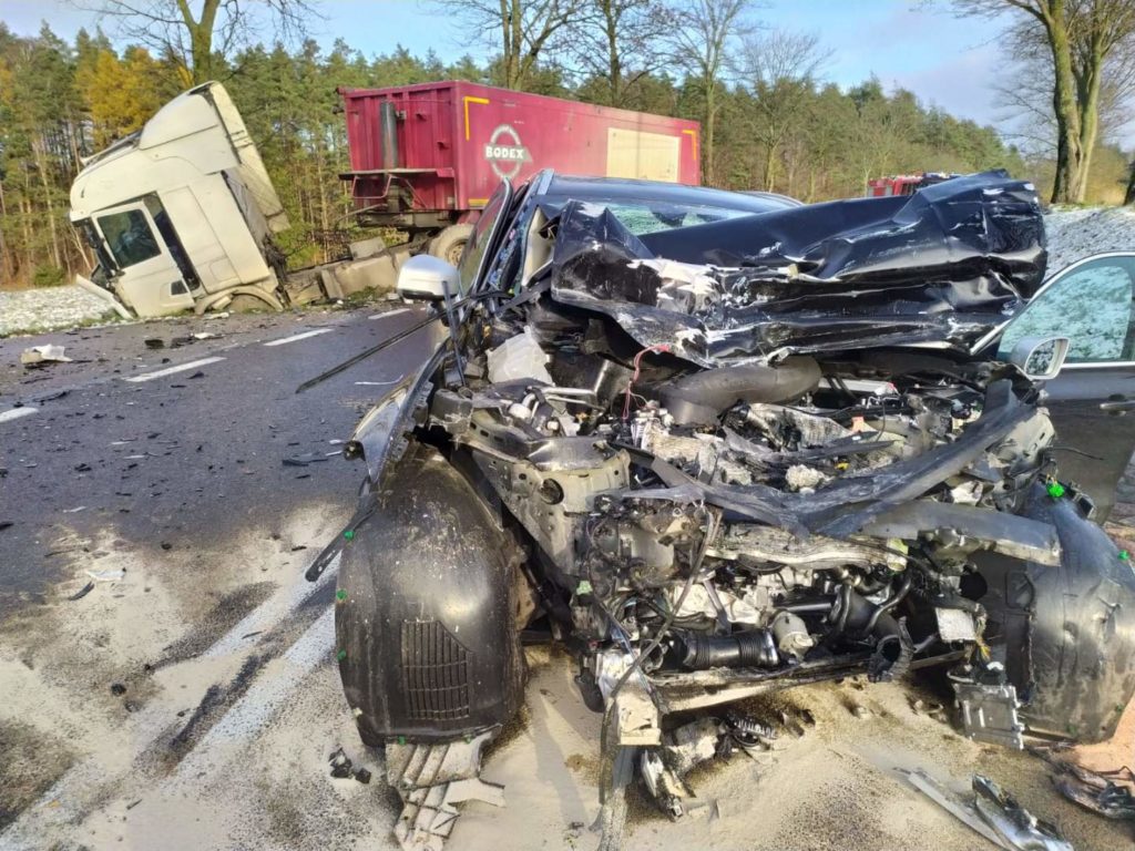 Śmiertelny wypadek na DK59. Ciężarówka zderzyła się z Volvo