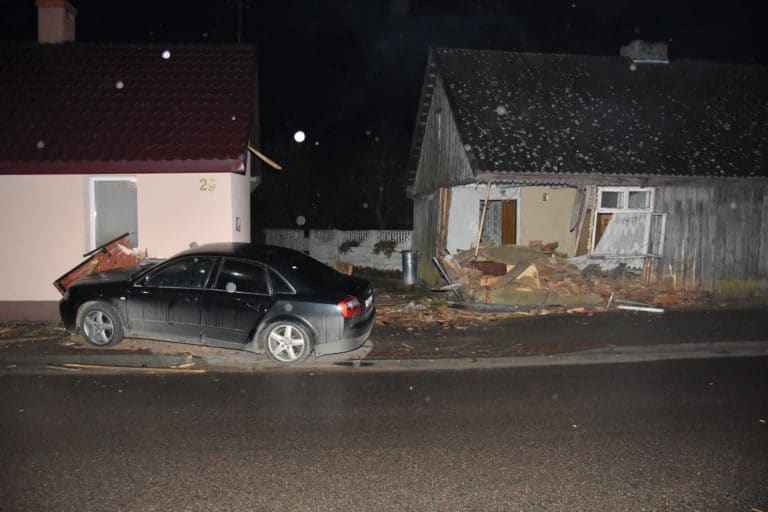 17-latek wjechał w budynek. Był pijany