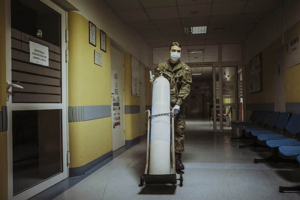 Żołnierze zaopatrują szpitale w tlen